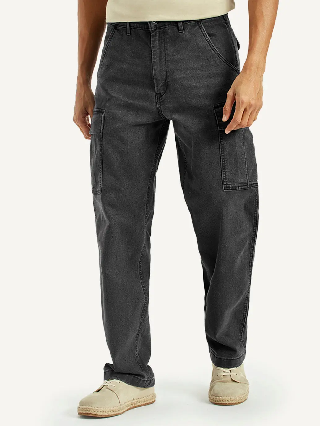 Men's Black Tapered Fit Mid Rise Cargo Jeans 3