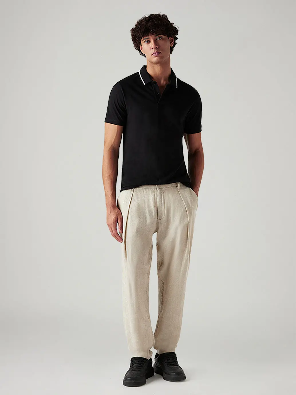 Men's 550 Beige Relaxed Fit Mid Rise Linen Trousers 1