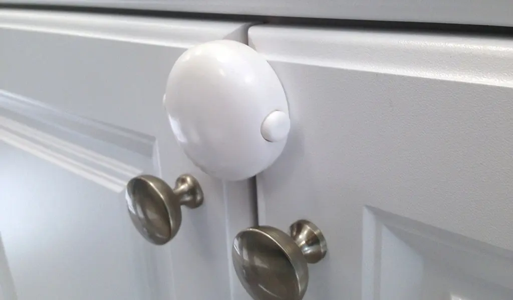 Adhesive Double Door Lock - White 1