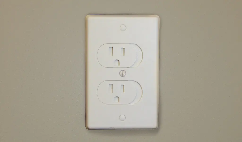 Self-Closing Outlet Cover - 3 Pack - White 1